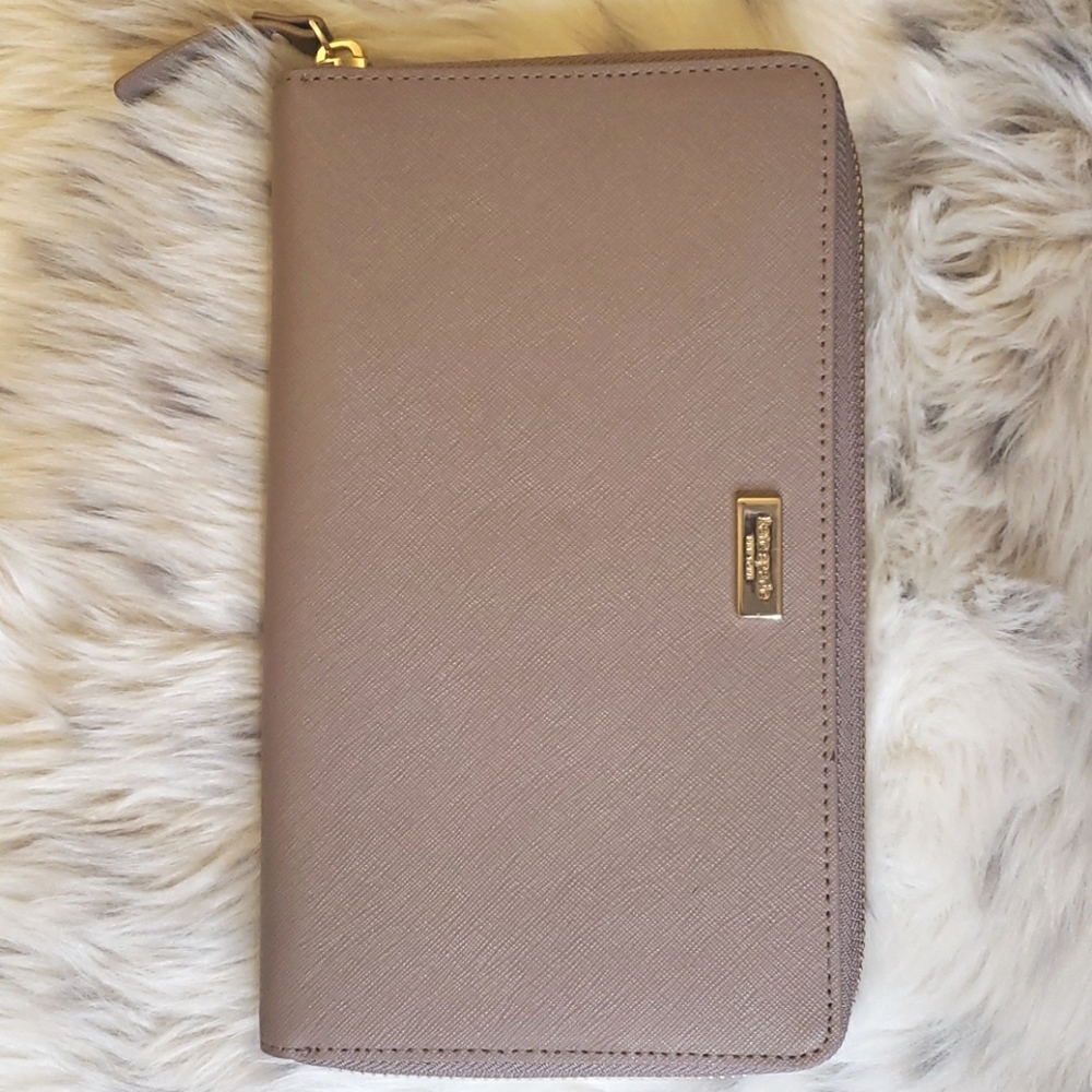 Kate Spade Kaden Laurel Way  Travel Clutch